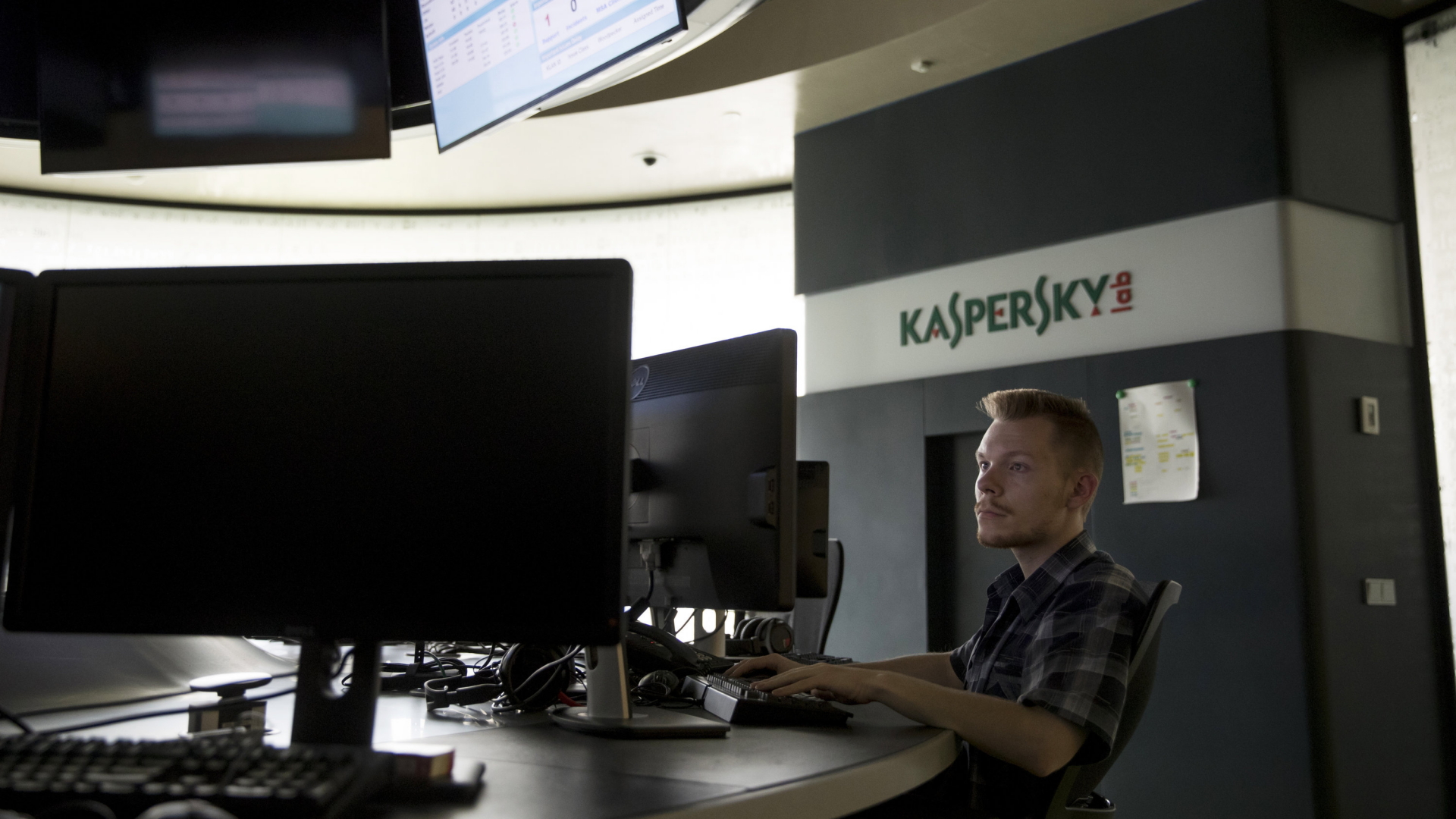 Ein Mitarbeiter von Kaspersky Lab in Moskau | dpa