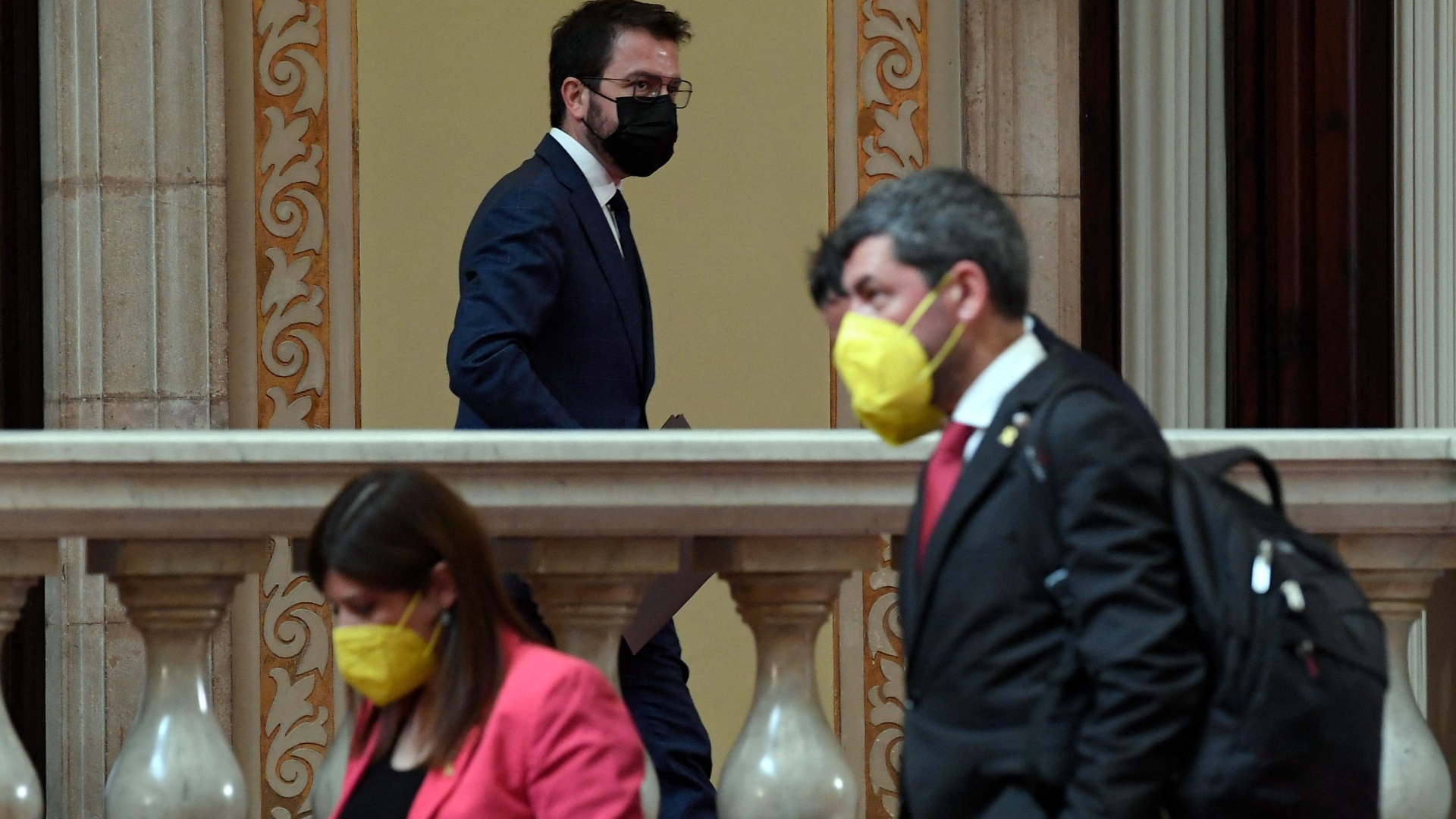 ERC-Chef Aragones und einige Abgeordnete der JpC-Partei im Treppenhaus des Parlaments von Katalonien | AFP