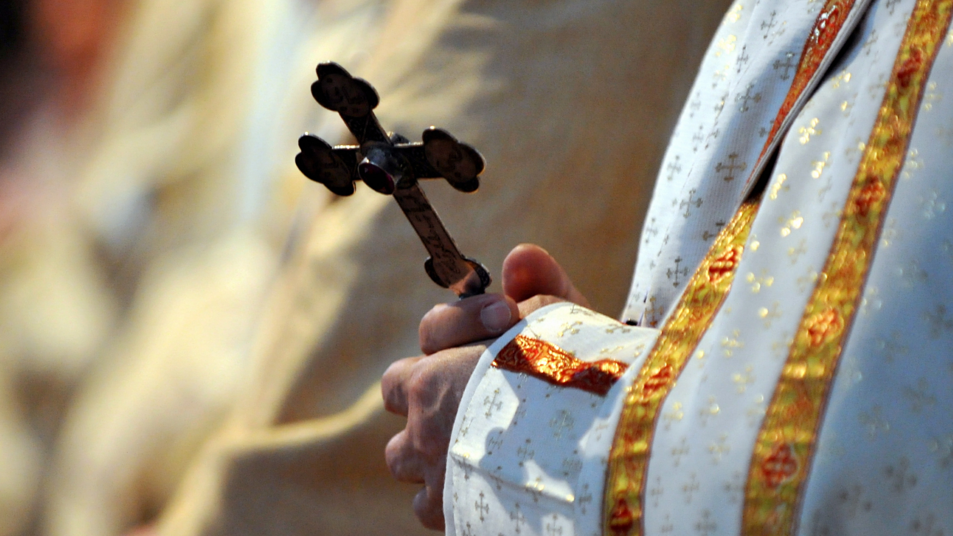 Ein Bischof hält während einer katholischen Messe ein Kreuz in den Händen.  | dpa