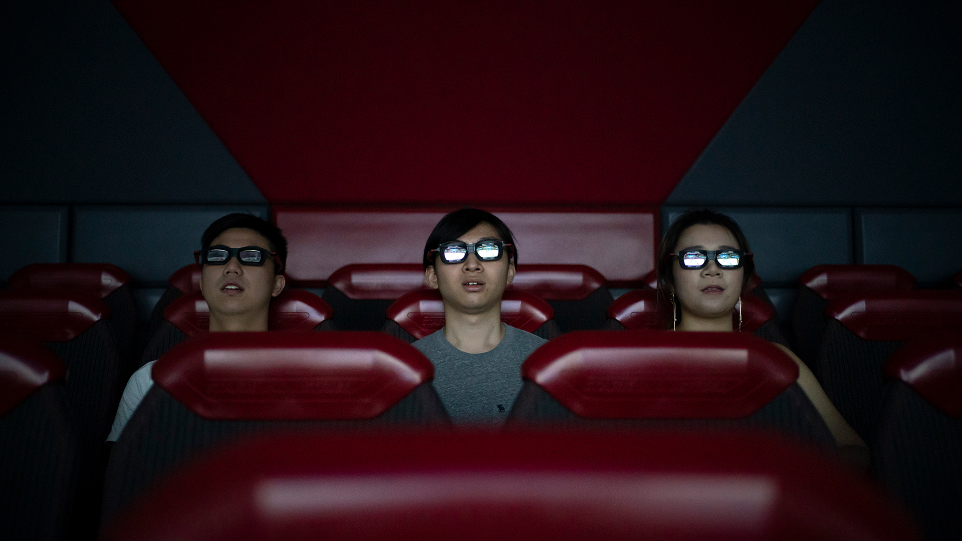 Kinobesucher schauen einen 3D-Film in einem Kino in Hongkong. | picture alliance/AP Photo