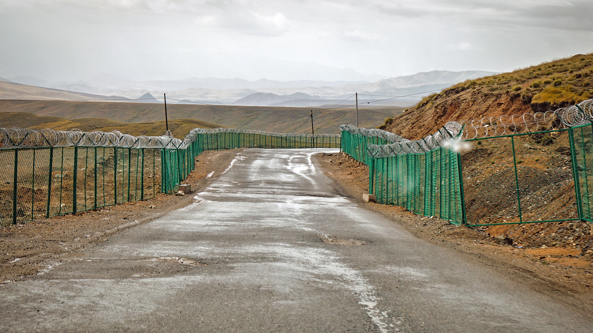 Grenzstreifen zwischen kirgisischer Ausreise und chinesischer Einreise. | privat