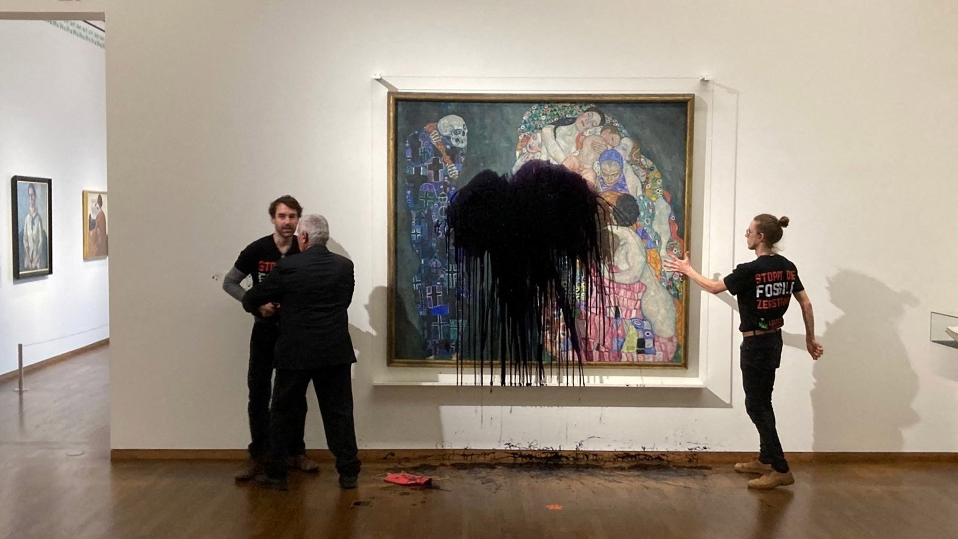 Ein Aktivist der "Letzten Generation" schüttet Öl auf Klimt Gemälde "Tod und Leben" im Wiener Leopold Museum. | REUTERS