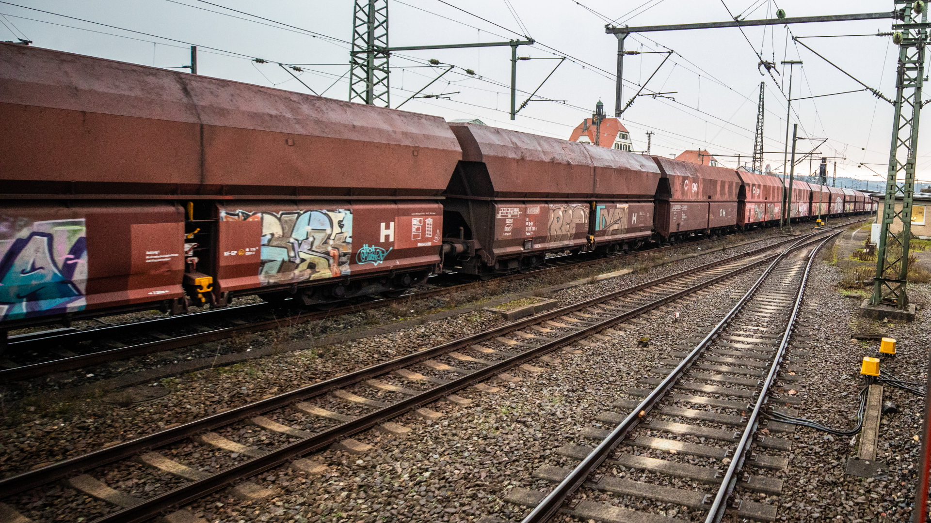 Güterzug der Deutschen Bahn mit Waggons voller Kohle | dpa
