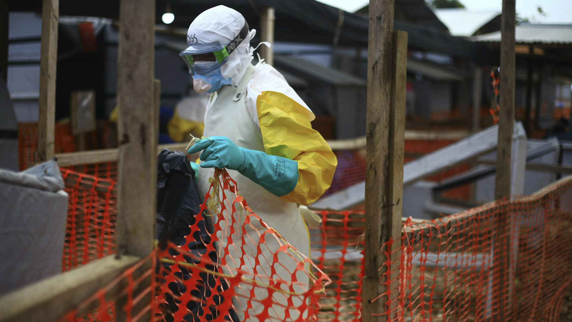 Ein medizinischer Helfer arbeitet in einem Behandlungszentrum für Ebola im Kongo. | dpa