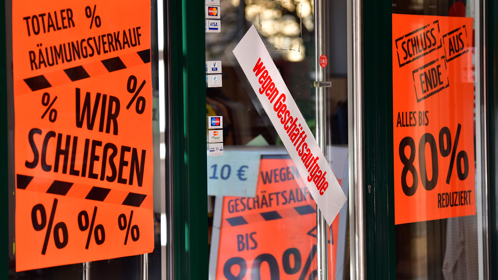 "Wegen Geschäftsaufgabe» steht auf dem Aufkleber an der Tür eines Geschäfts in einer Innenstadt | dpa