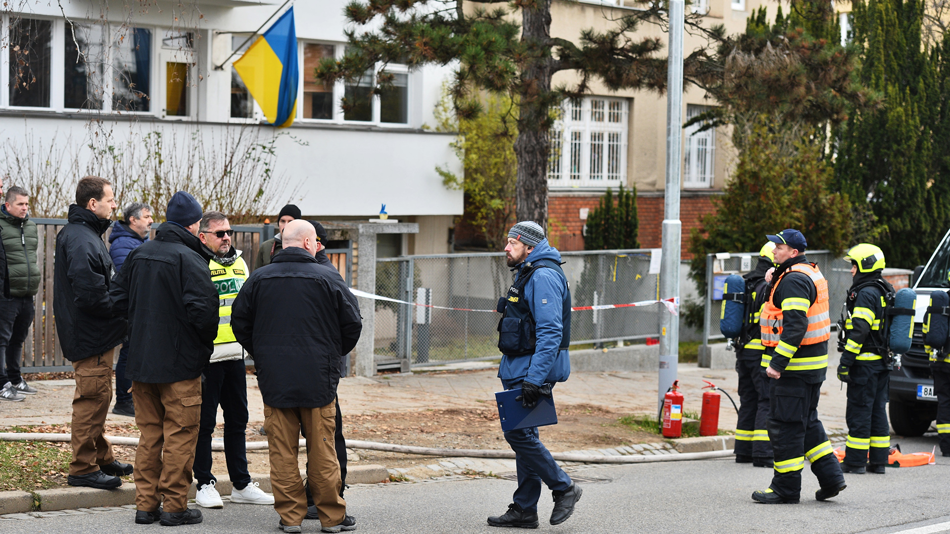 Einsatzkräfte stehen vor dem abgesperrten Konsulat der Ukraine in Brno, Tschechien. | picture alliance/dpa/CTK