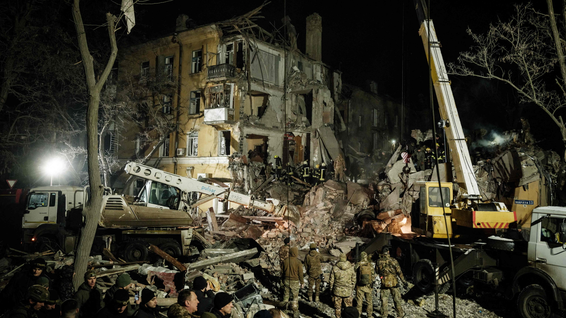 Hilfskräfte suchen in einem zerstörten Wohnhaus im ukrainischen Kramatorsk nach Überlebenden. | AFP