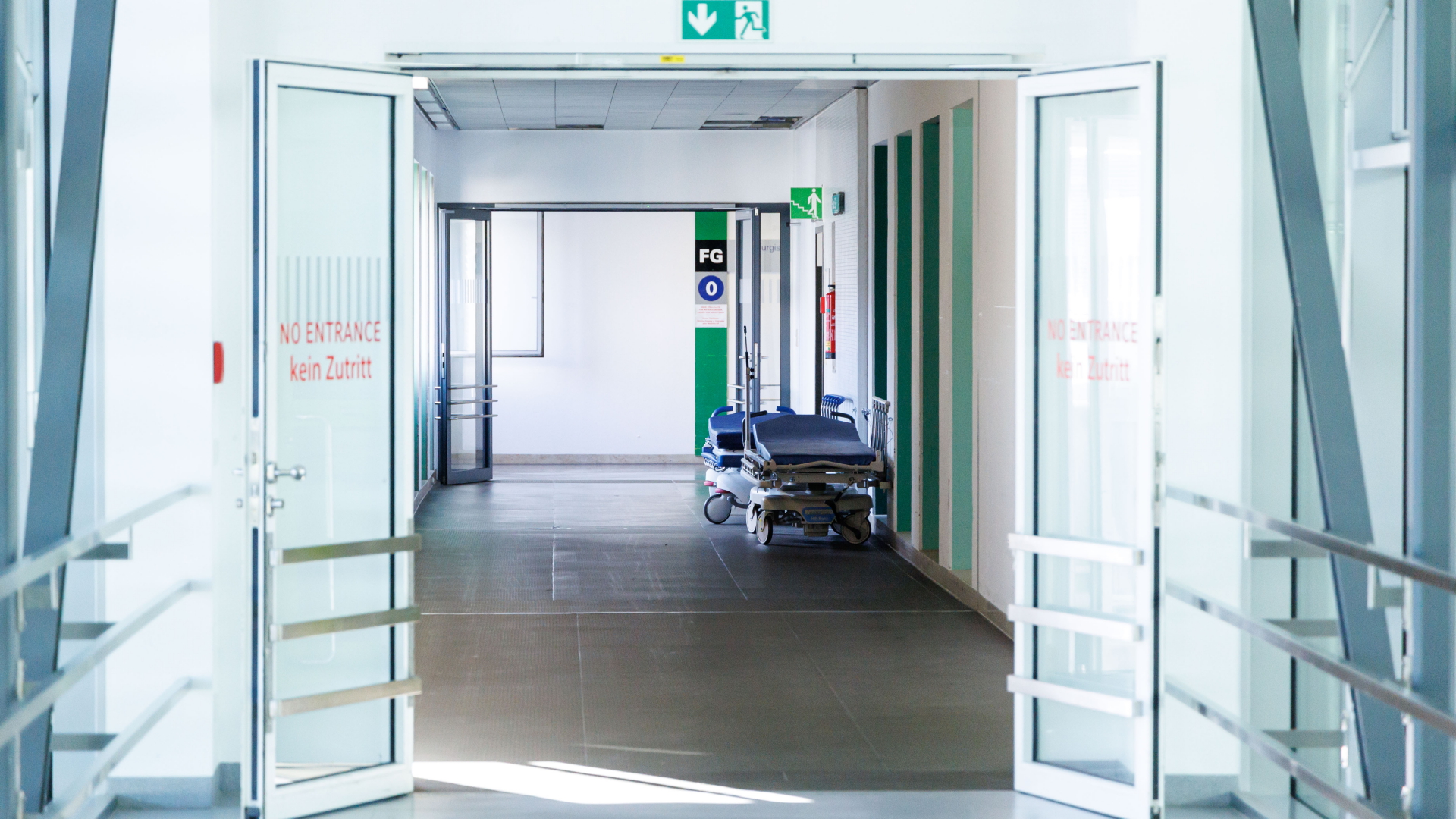 Krankenbetten stehen in einem Gang im Klinikum Großhadern in München. | dpa