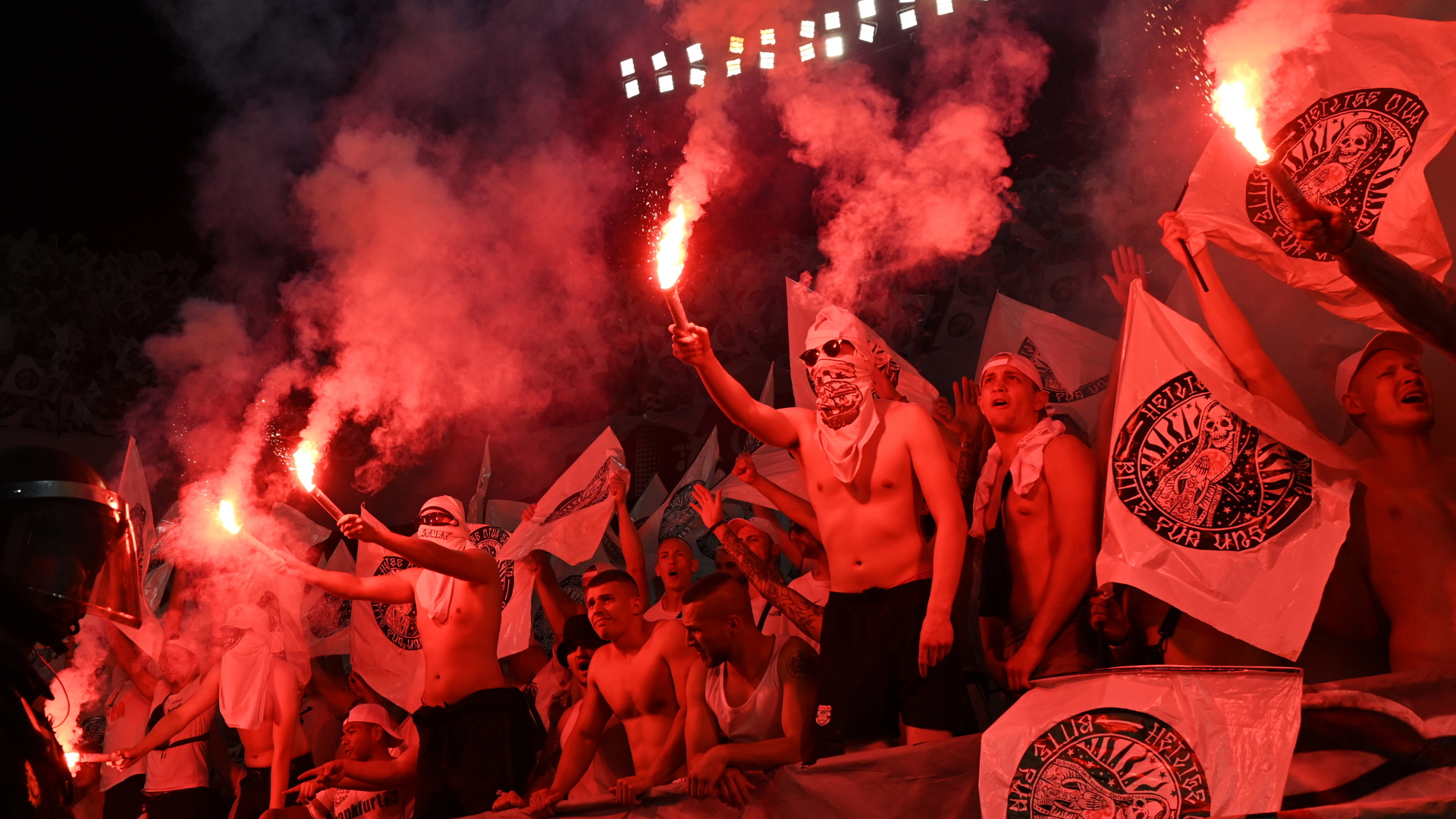 Fans von Eintracht Frankfurt verbrennen Bengalos auf der Tribüne. | dpa