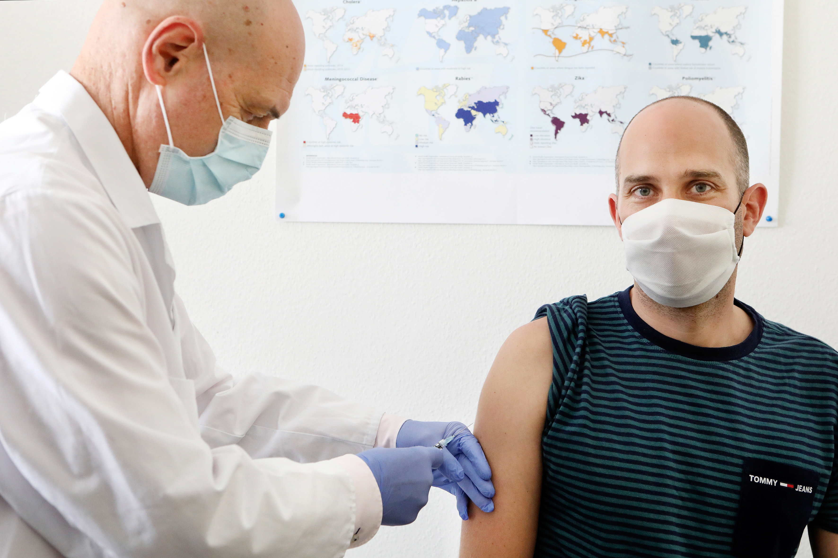 Der Tübinger Infektiologe Peter Kremsner gibt einem Probanden eine Spritze mit einem experimentellen Corona-Impfstoff. | picture alliance / Pressebildage