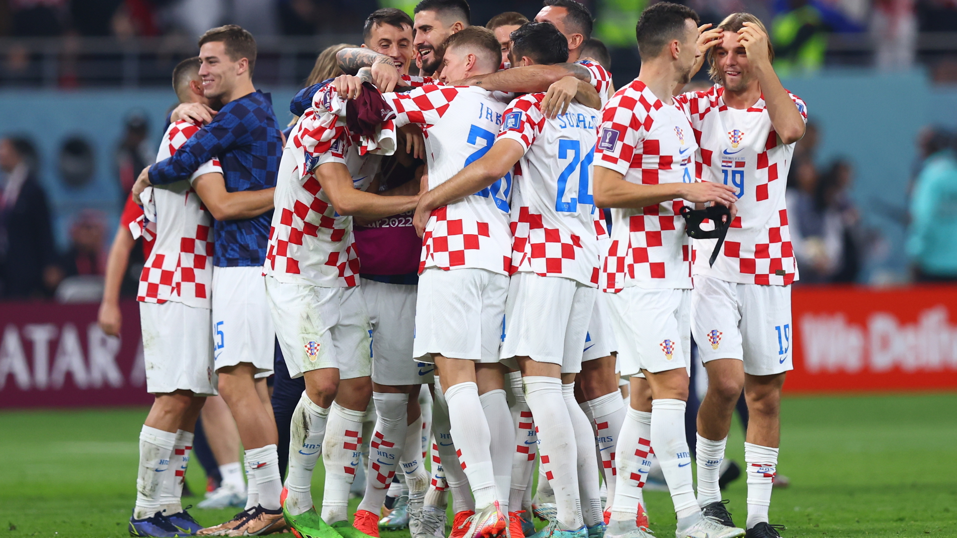 Die kroatische Fußball-Nationalmannschaft feiert ihren 2:1-Siege gegen Marokko bei der Fußball-WM in Katar. | dpa