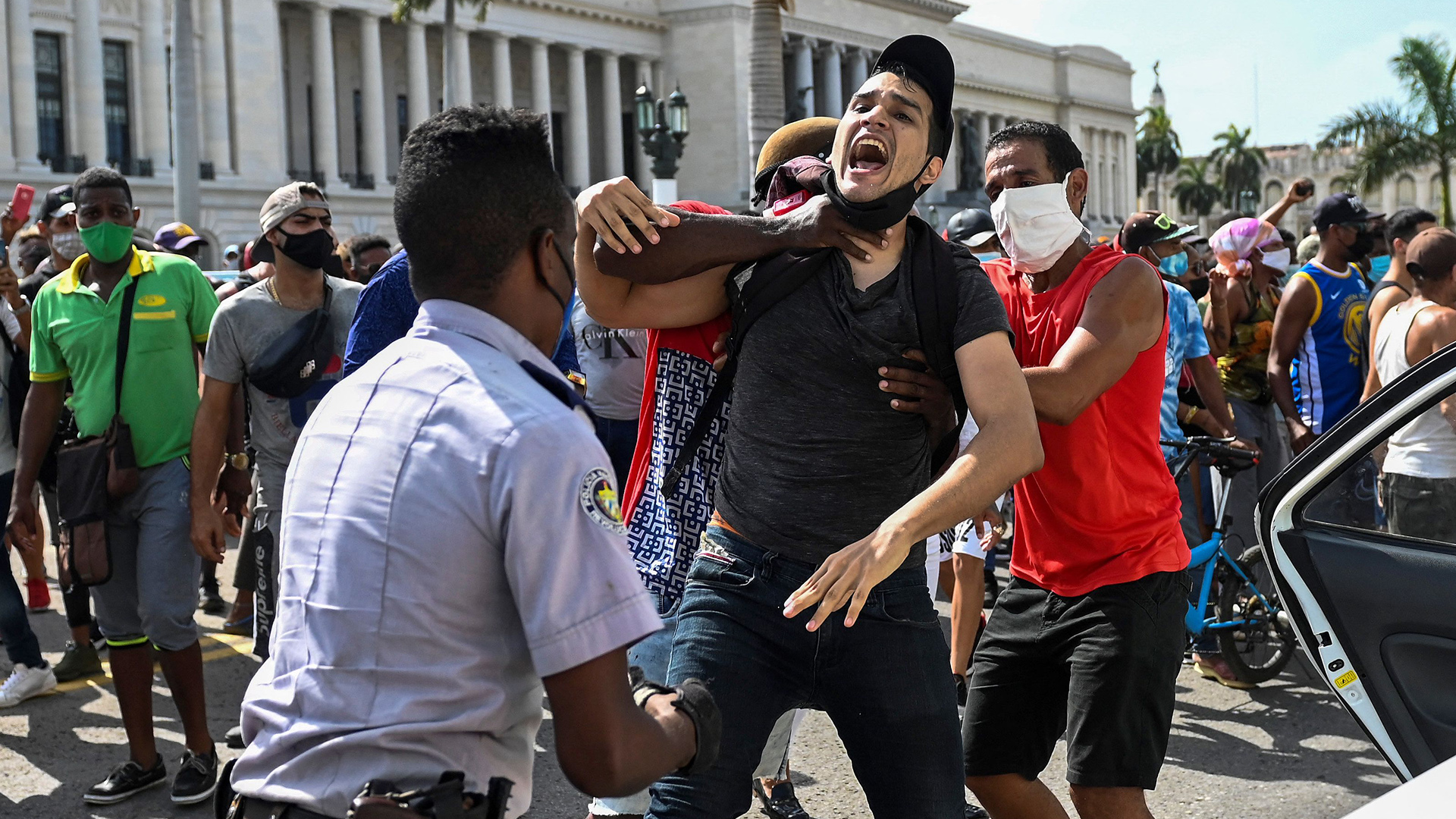 Ein Mann wird während einer Demonstration gegen die Regierung Kubas verhaftet (Archivfoto vom 11. Juli 2021). | AFP