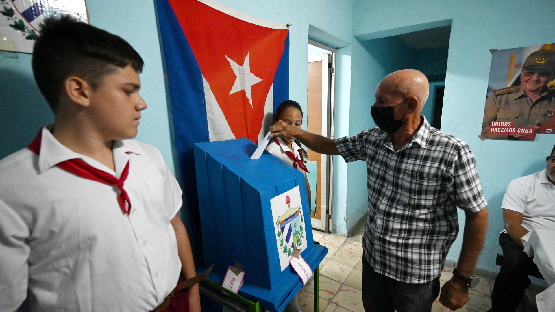 Ein Mann wirft beim Referendum über die Ehe für alle in der kubanischen Hauptstadt Havanna seinen Wahlzettel in einen Wahlbehälter. | AFP