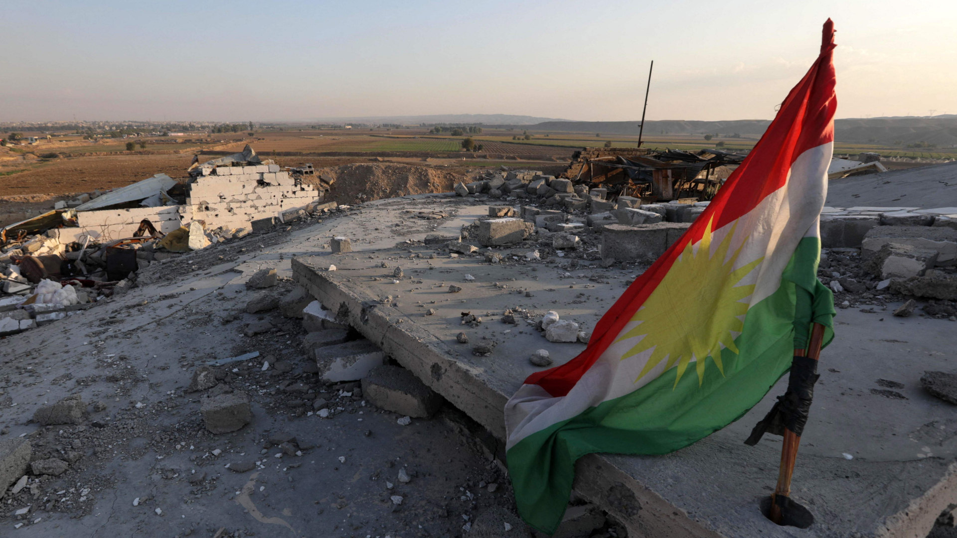 Eine kurdische Flagge nach einem Raketenangriff des Iran in der Nähe der irakischen Stadt Altun Kupri. | AFP