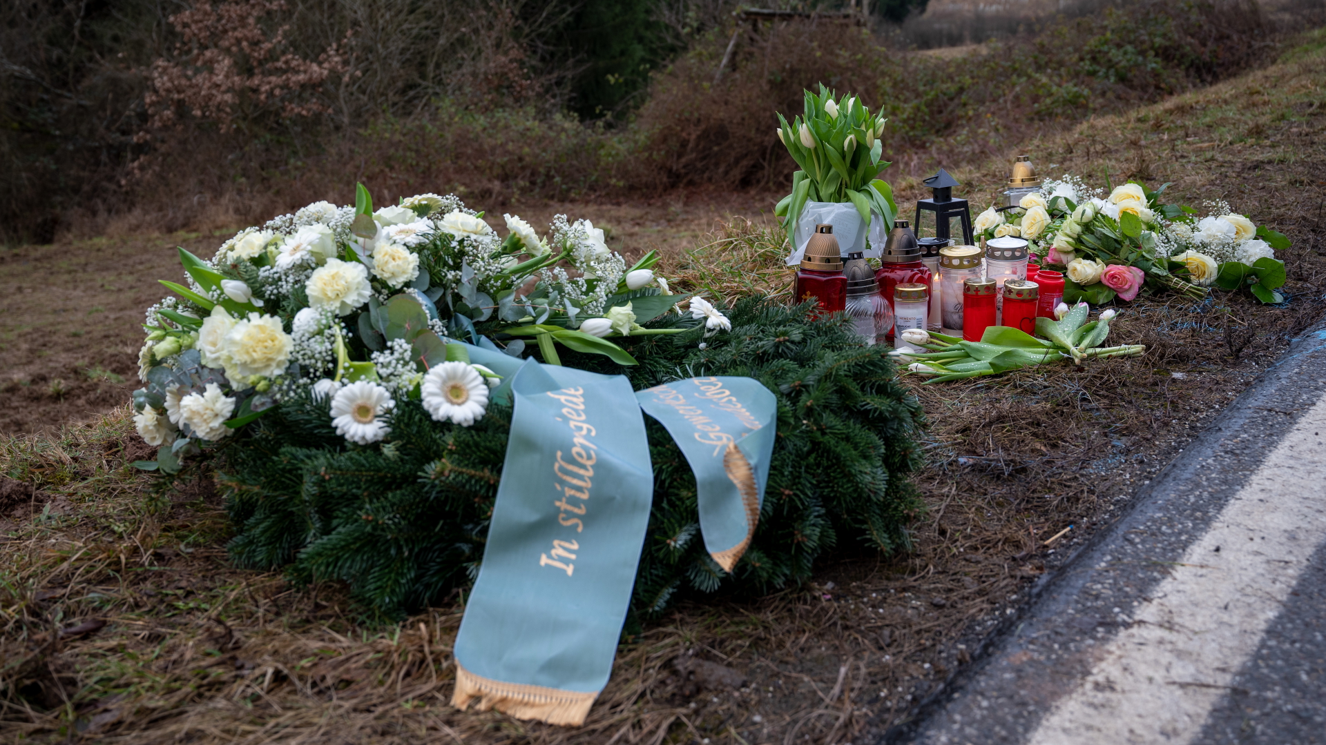 Ein Kranz sowie Blumen und Kerzen liegen am Tatort an der Kreisstraße 22 bei Ulmet (Rheinland-Pfalz) zum Gedenken.  | dpa