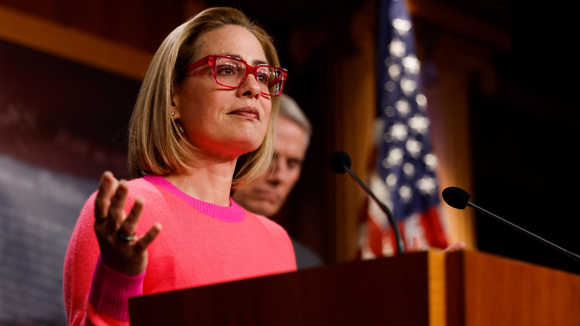 Kyrsten Sinema steht am Rednerpult im US-Senat. | Getty Images via AFP