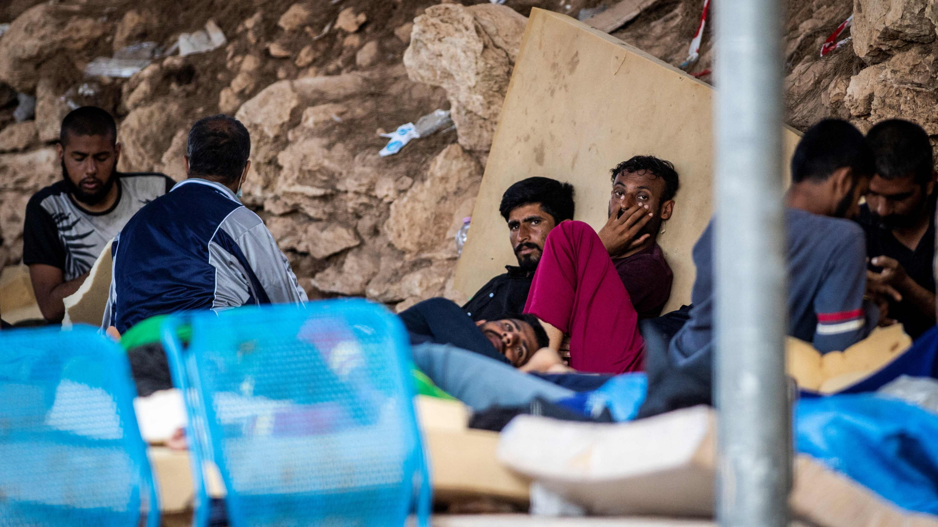 Männer liegen auf Schaumstoffmatratzen im Migranten-Camp von Lampedusa- | AFP