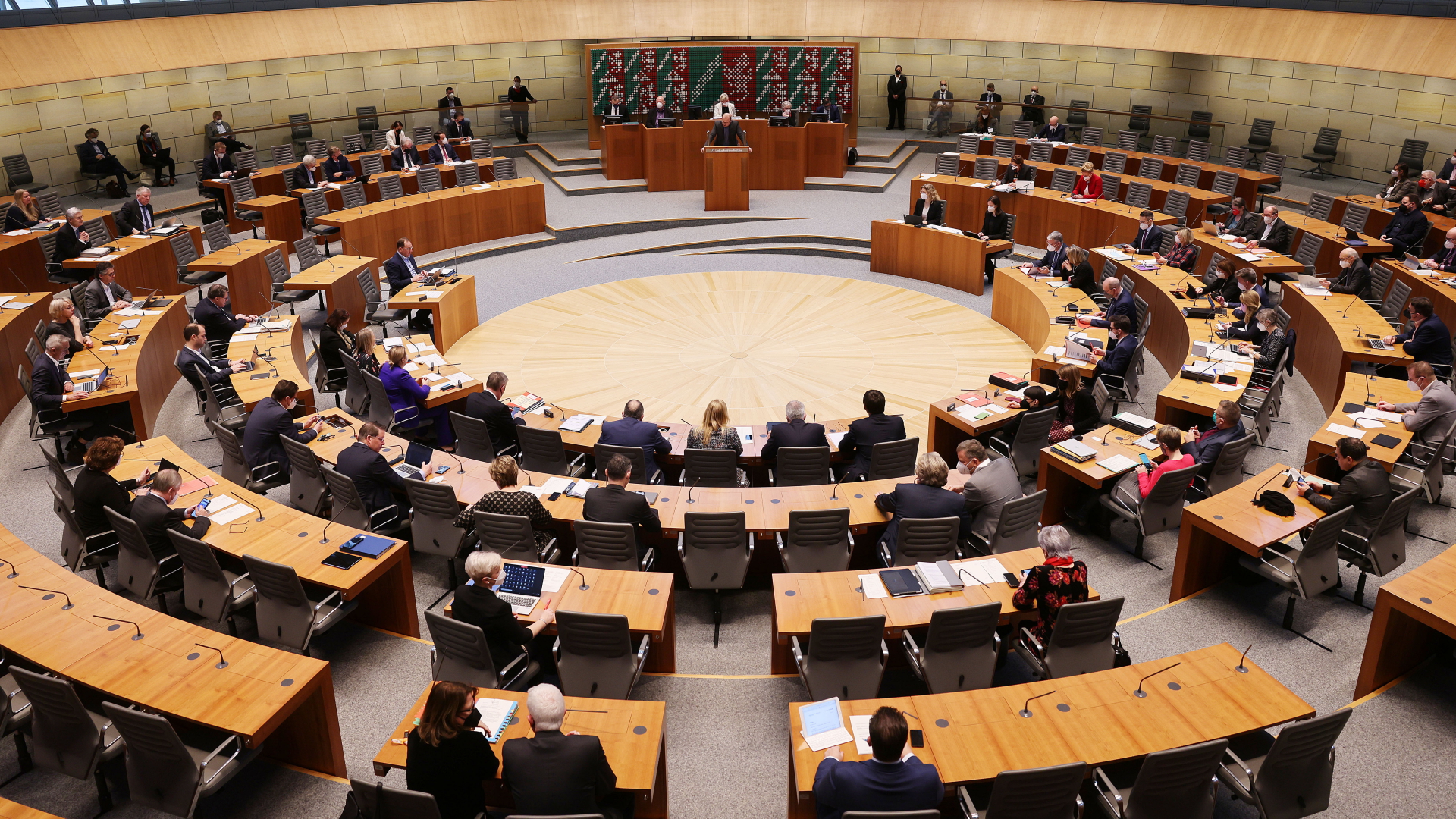 Abgeordnete sitzen im Plenarsaal im nordrhein-westfälischen Landtag. | dpa