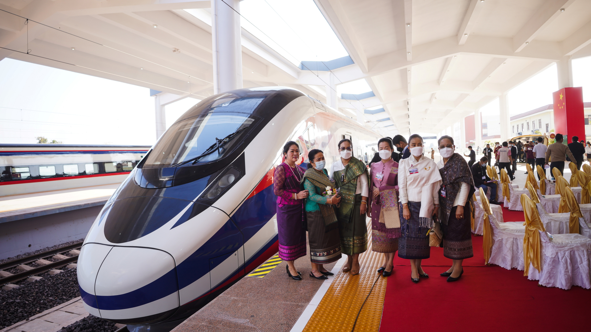 Eine Festgesellschaft zur Einweihung der Zugverbindung zwischen Vientiane und Kunming auf dem Gleis. | REUTERS