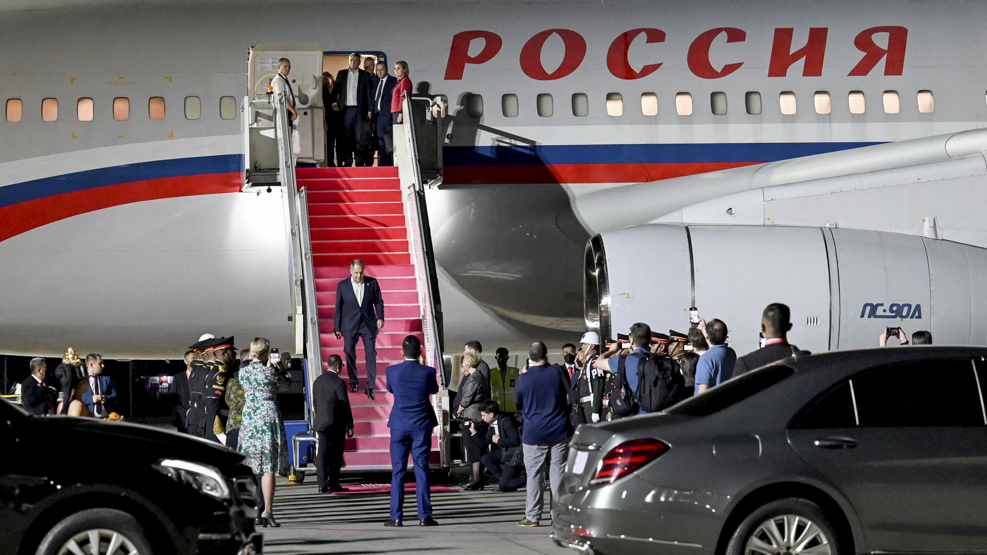 Russlands Außenminister Sergei Lawrow steigt nach der Landung auf dem Flughafen Ngurah Rai in Bali aus der Maschine (13. November 2022). | EPA