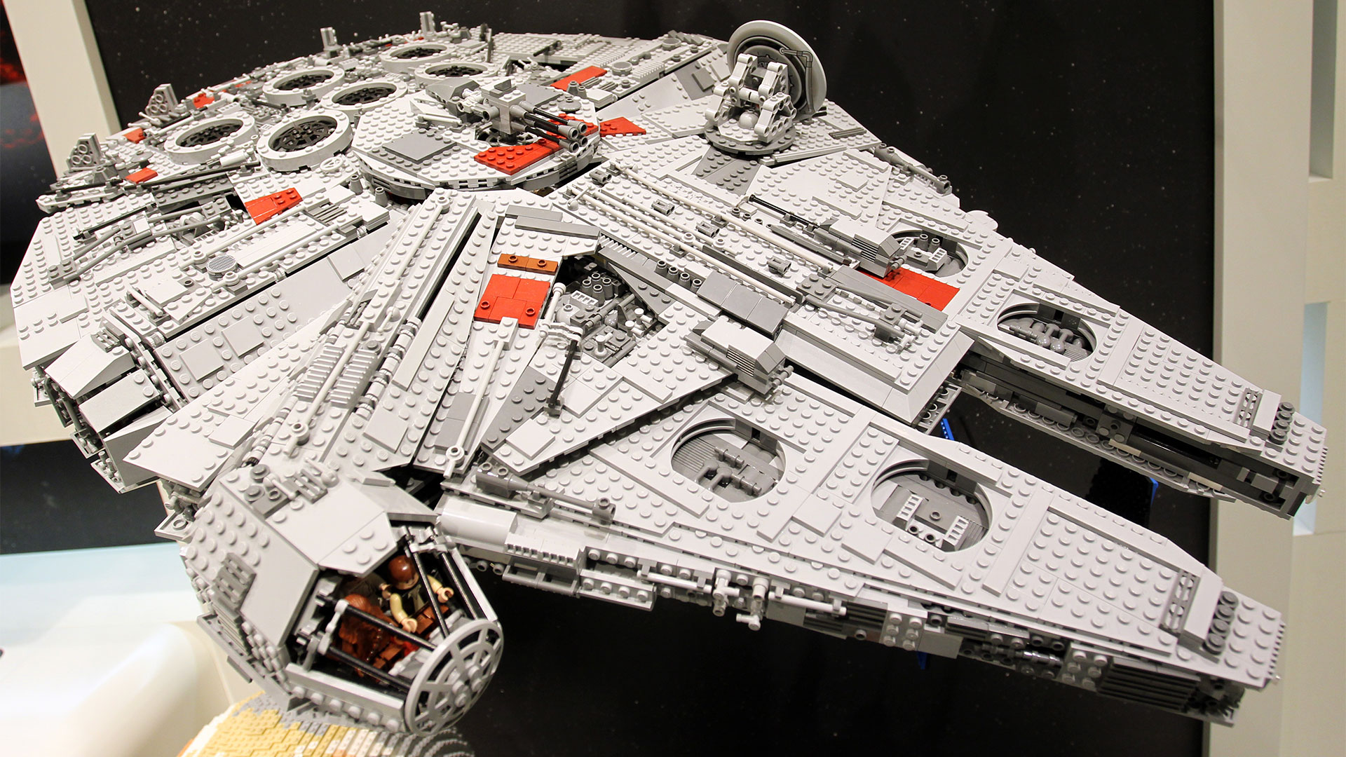 Das aus Lego-Steinen gebaute Raumschiff "Millenium Falcon" aus dem Kinofilm "Krieg der Sterne"  | picture-alliance / Daniel Karman