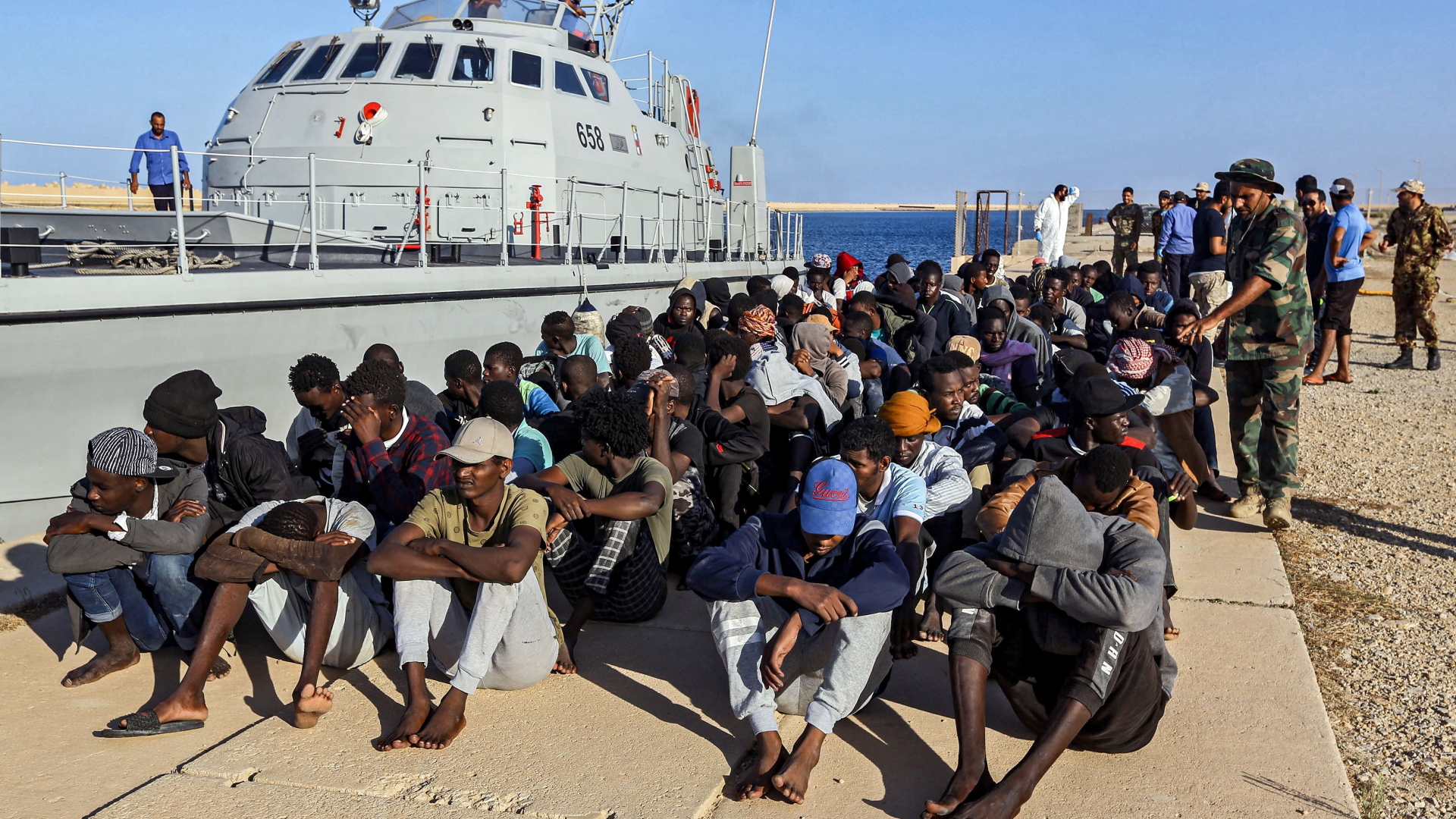 Dieses Foto vom 1. Oktober zeigt Geflüchtete, die von der libyschen Küstenwache zurück nach Khoms gebracht werden. | AFP