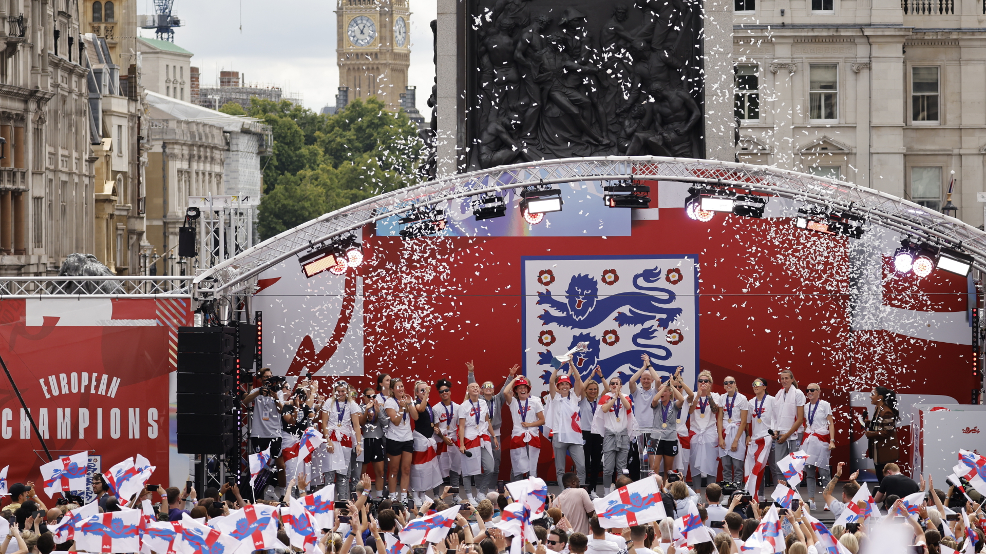 Fans stehen in London vor einer Bühne, auf der die Fußball-Europameisterinnen gefeiert werden. | EPA