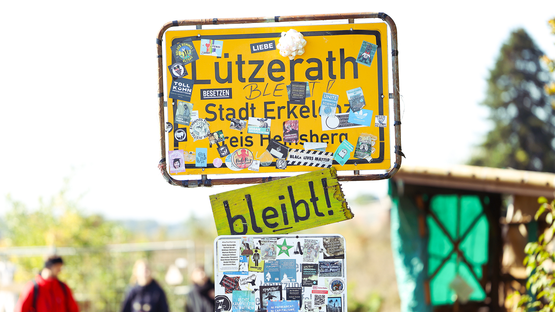 Das von Aktivisten beklebten Dorfeingangs-Schild von Lützerath | dpa
