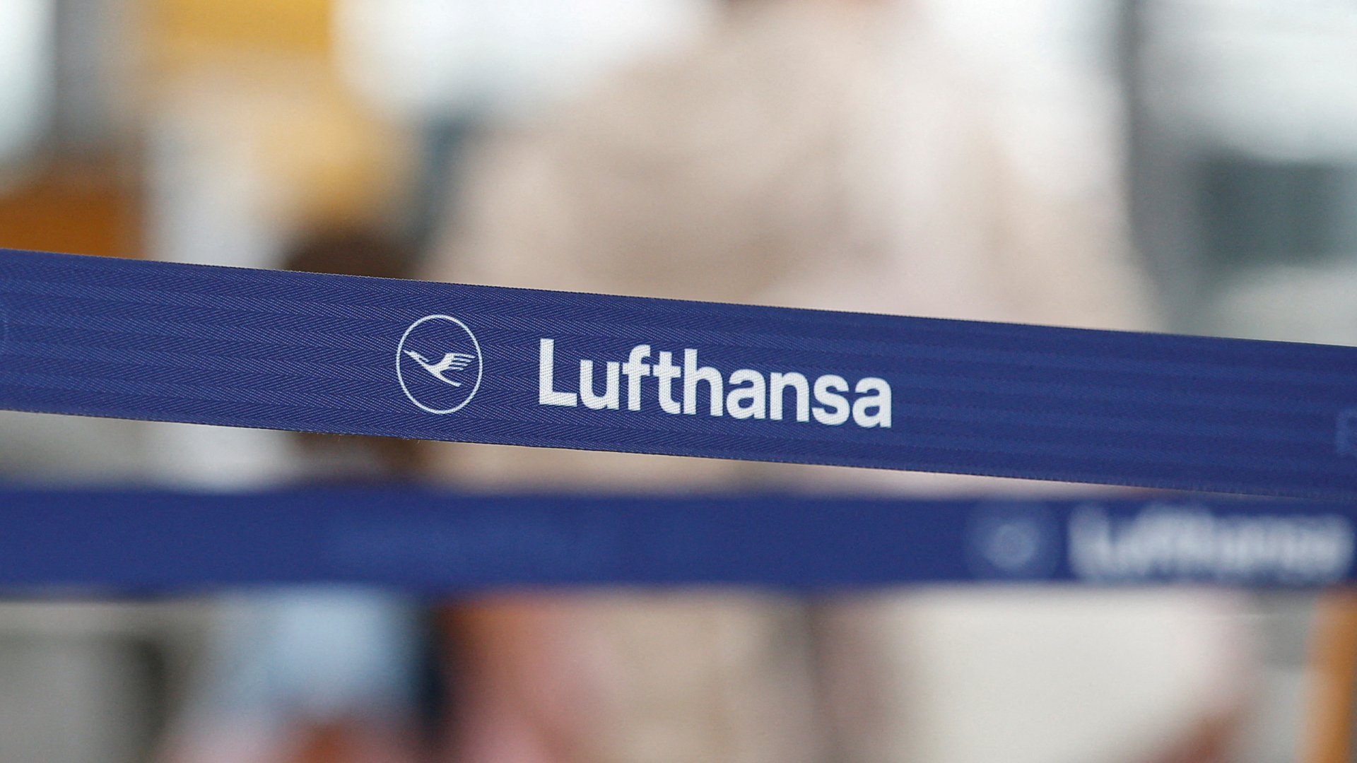 Ein Absperrband der Lufhansa am Flughafen München. | REUTERS