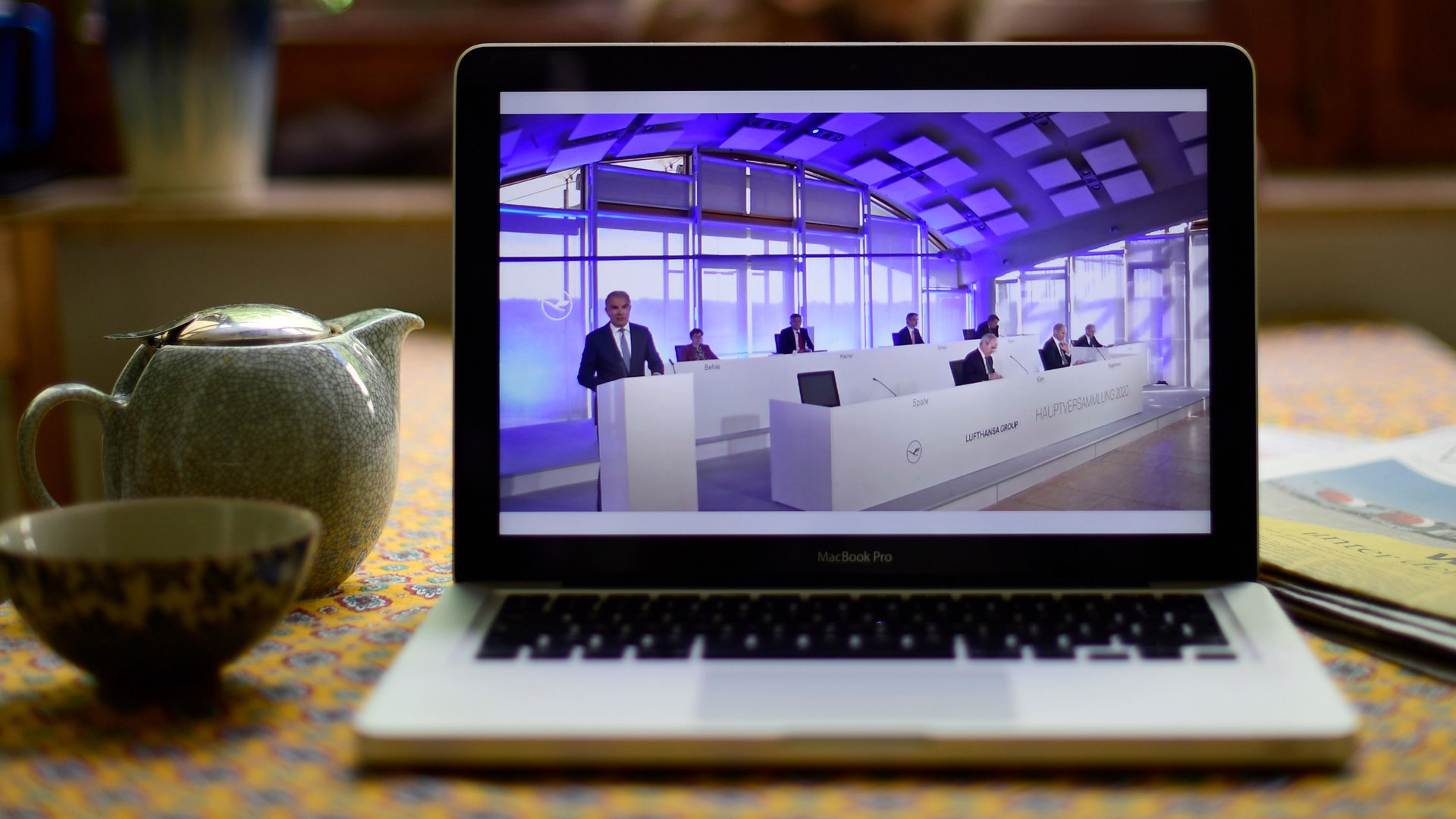 Auf einem Laptop ist die Übertragung der Online-Hauptversammlung von Lufthansa zu sehen | AFP