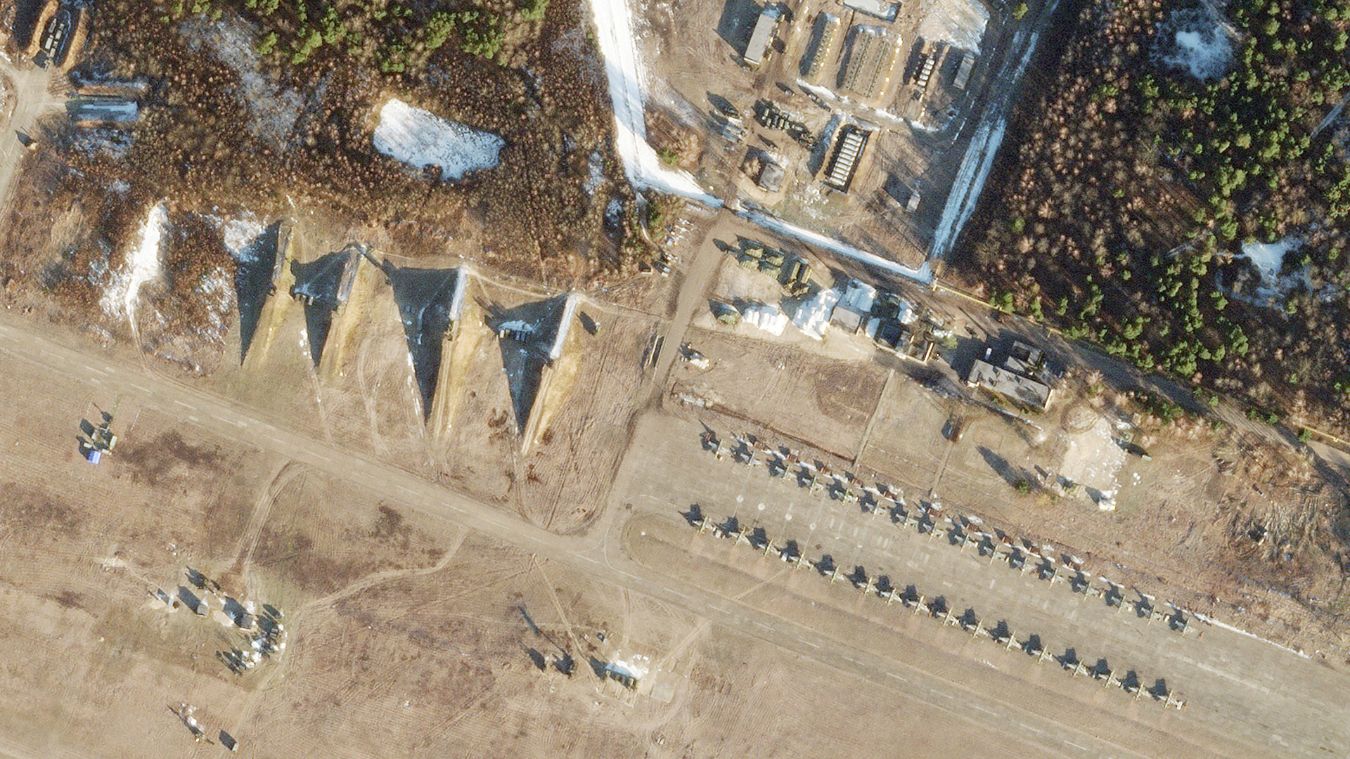 Das Satellitenbild zeigt den Luftwaffenstützpunkt in der Nähe des Flusses Prypjat, unweit der belarussisch-unkrainischen Grenze. (Archivbild: 02.03.2022) | picture alliance/dpa/Planet Labs