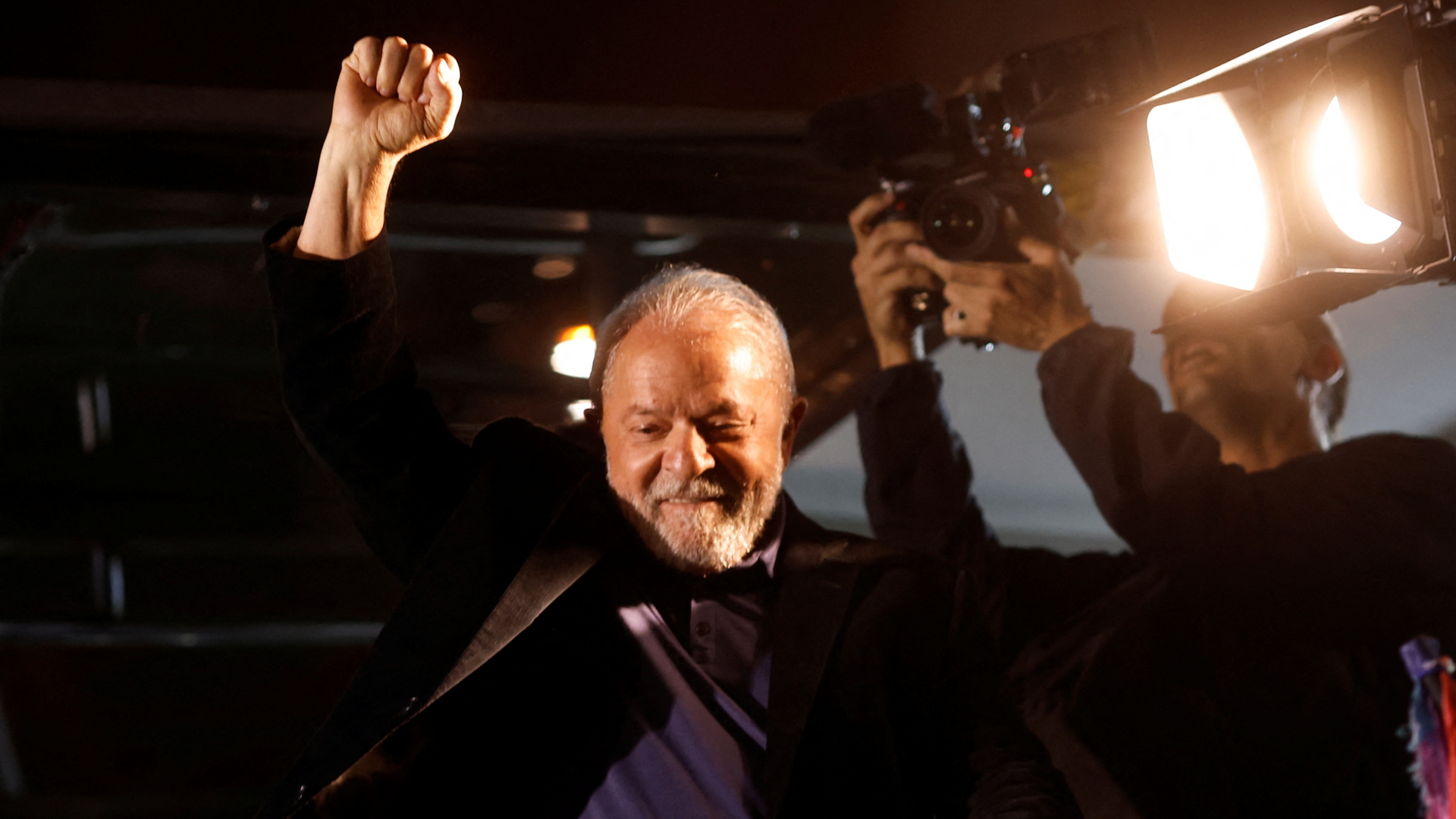 Der linke Spitzenkandidat Lula da Silva reckt eine Faust in die Luft. | REUTERS