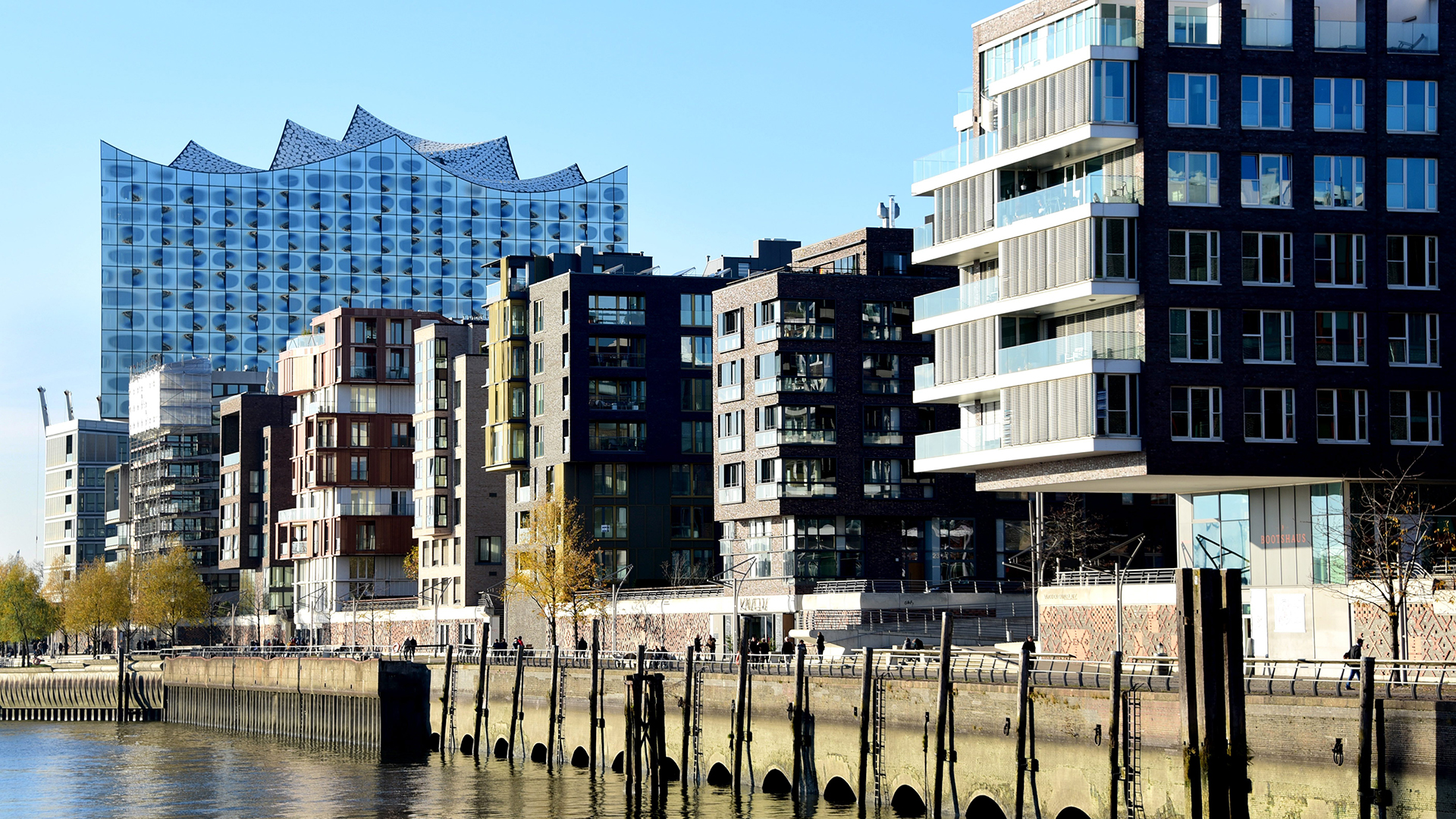 Mehrere Neubauten stehen am Grasbrookhafen vor der Elbphilharmonie in Hamburg. | picture alliance / Hauke-Christi
