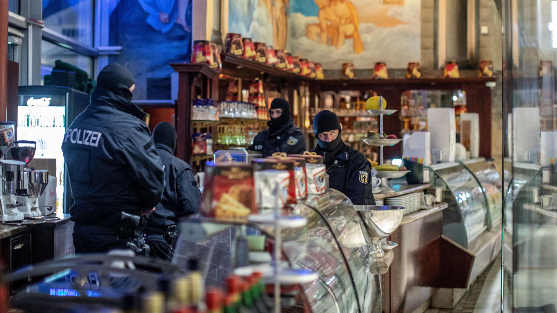  Polizisten stehen in einem Eiscafé im Citypalais in der Duisburger Innenstadt | dpa