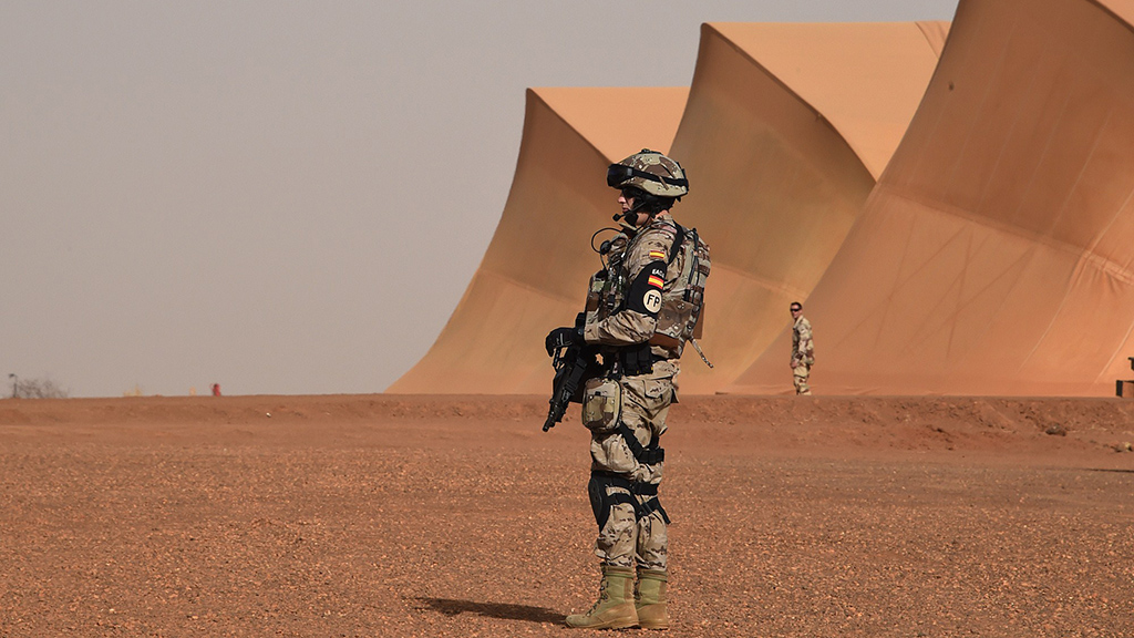Ein spanischer Soldat vor einem französischen Militärlager in Mali | AFP