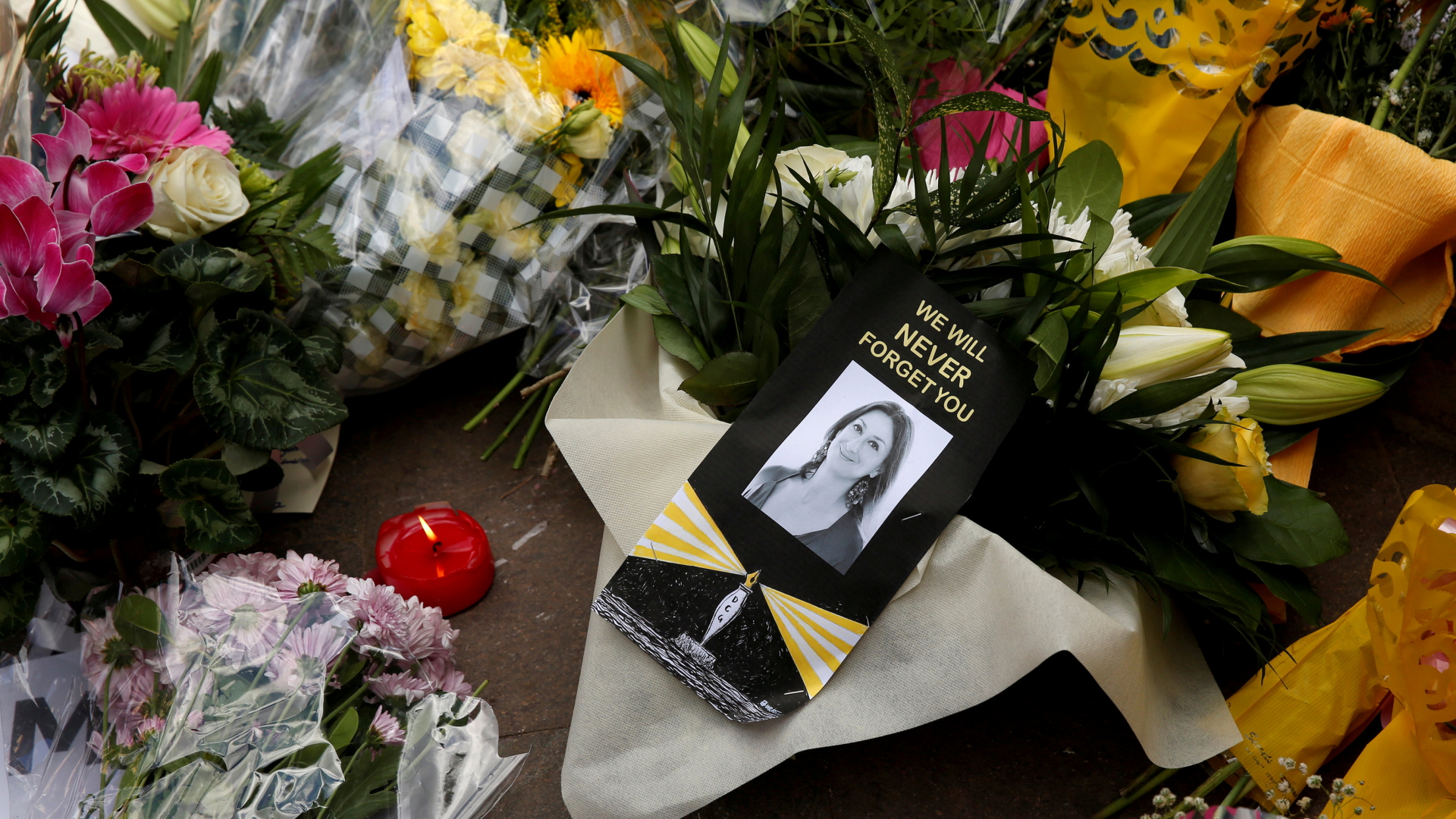 Kerzen und Blumen erinnern an die ermordete Journalistin Daphne Caruana Galizia. | REUTERS
