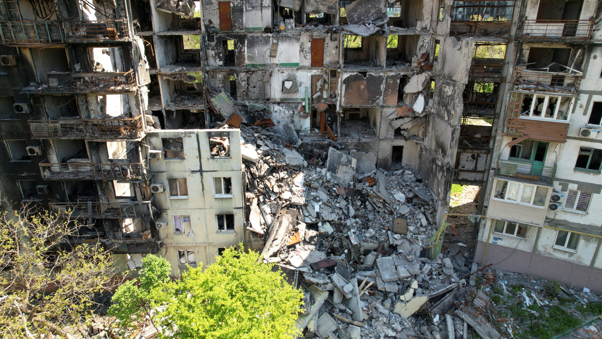 Ein zerstörtes Gebäude in Mariupol. | REUTERS