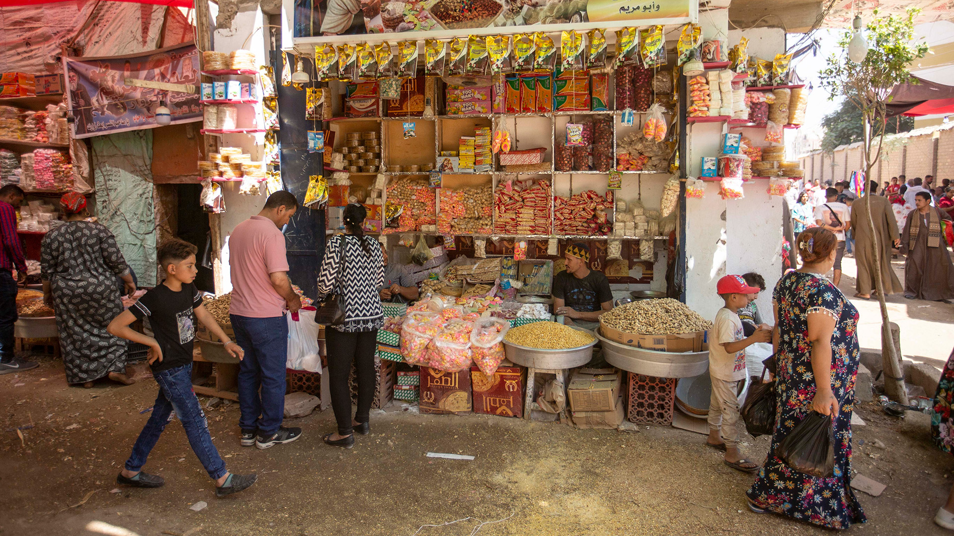 Menschen gehen in Assiut (Ägypten) über einen Markt. | picture alliance / NurPhoto