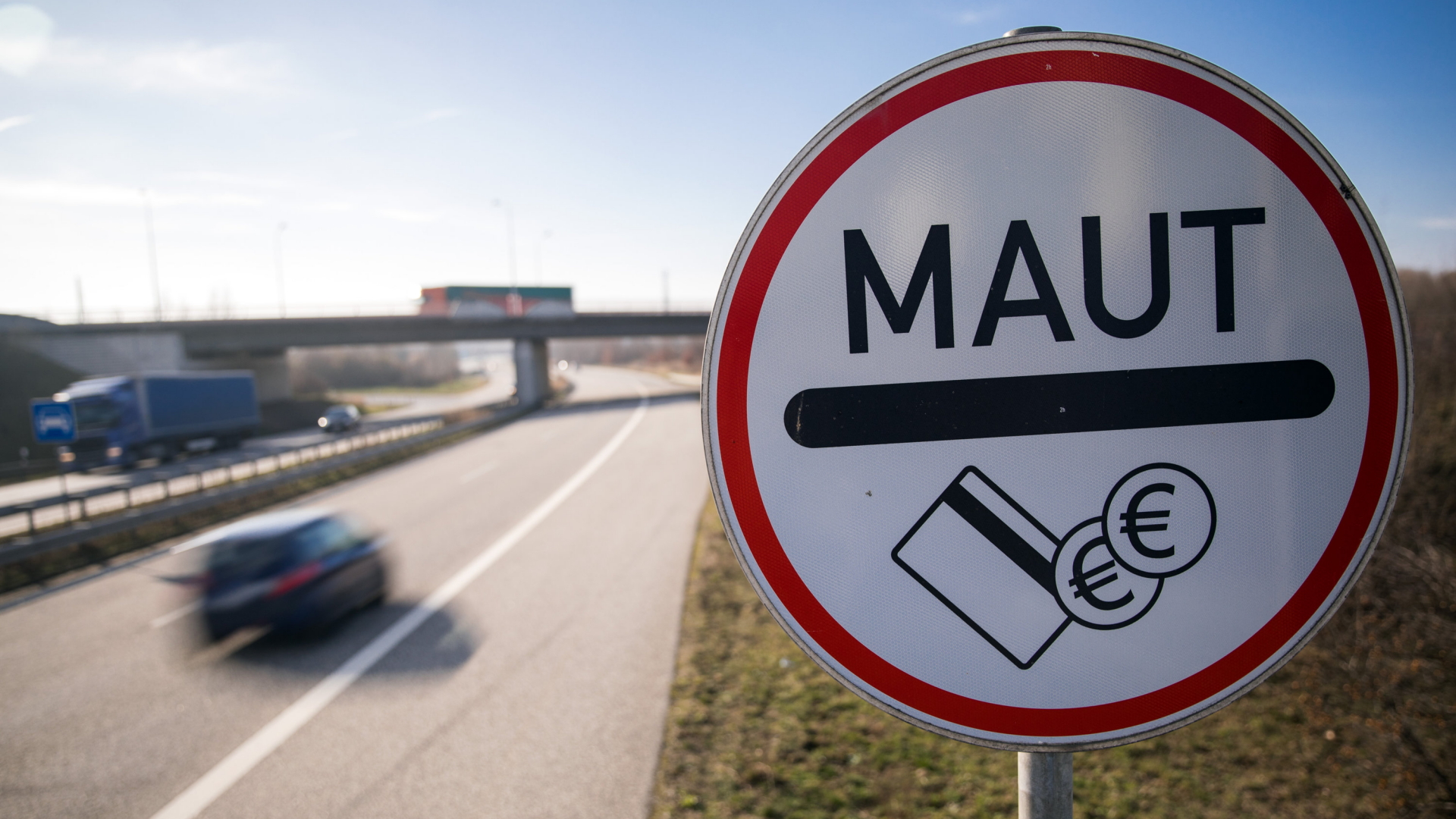 Ein Verkehrsschild weist die Autofahrer der Stadtautobahn in Rostock auf die Mautpflicht hin. | dpa