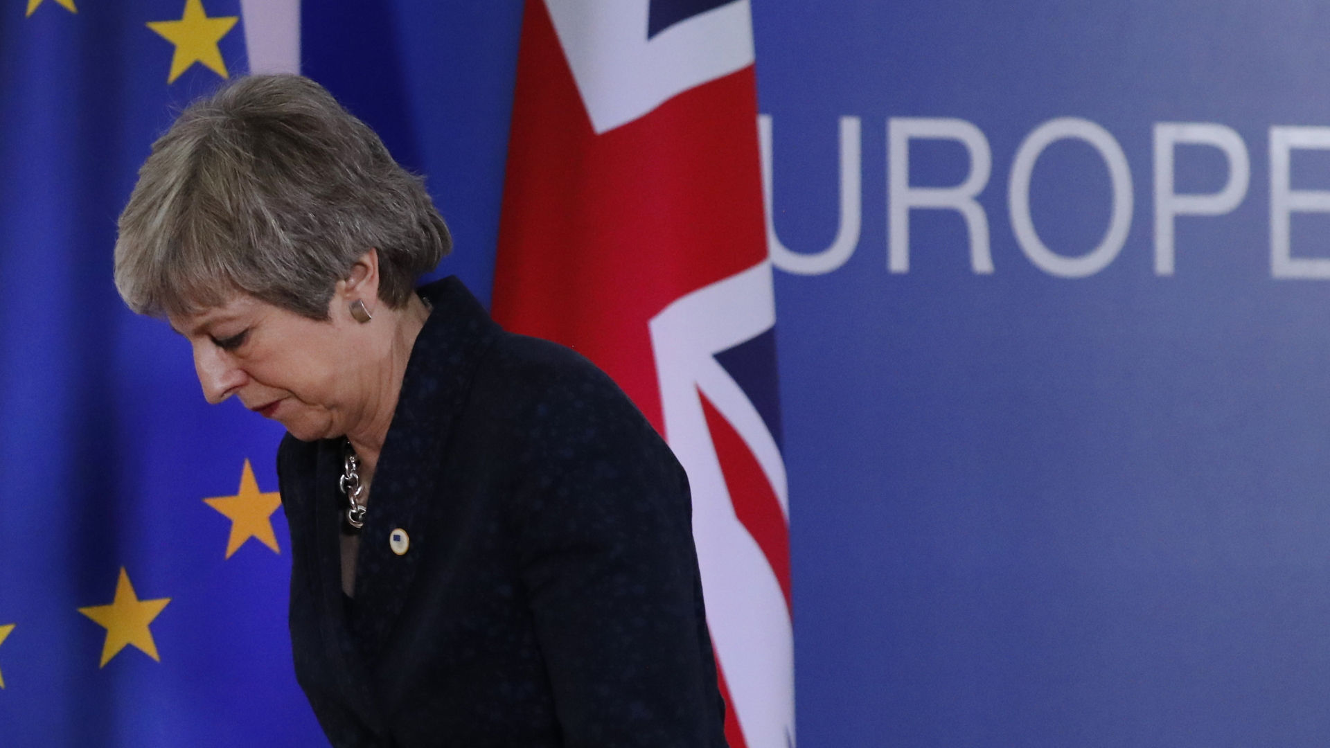 Theresa May, Premierministerin von Großbritannien, verlässt eine Pressekonferenz im Rahmen des EU-Gipfels. | dpa