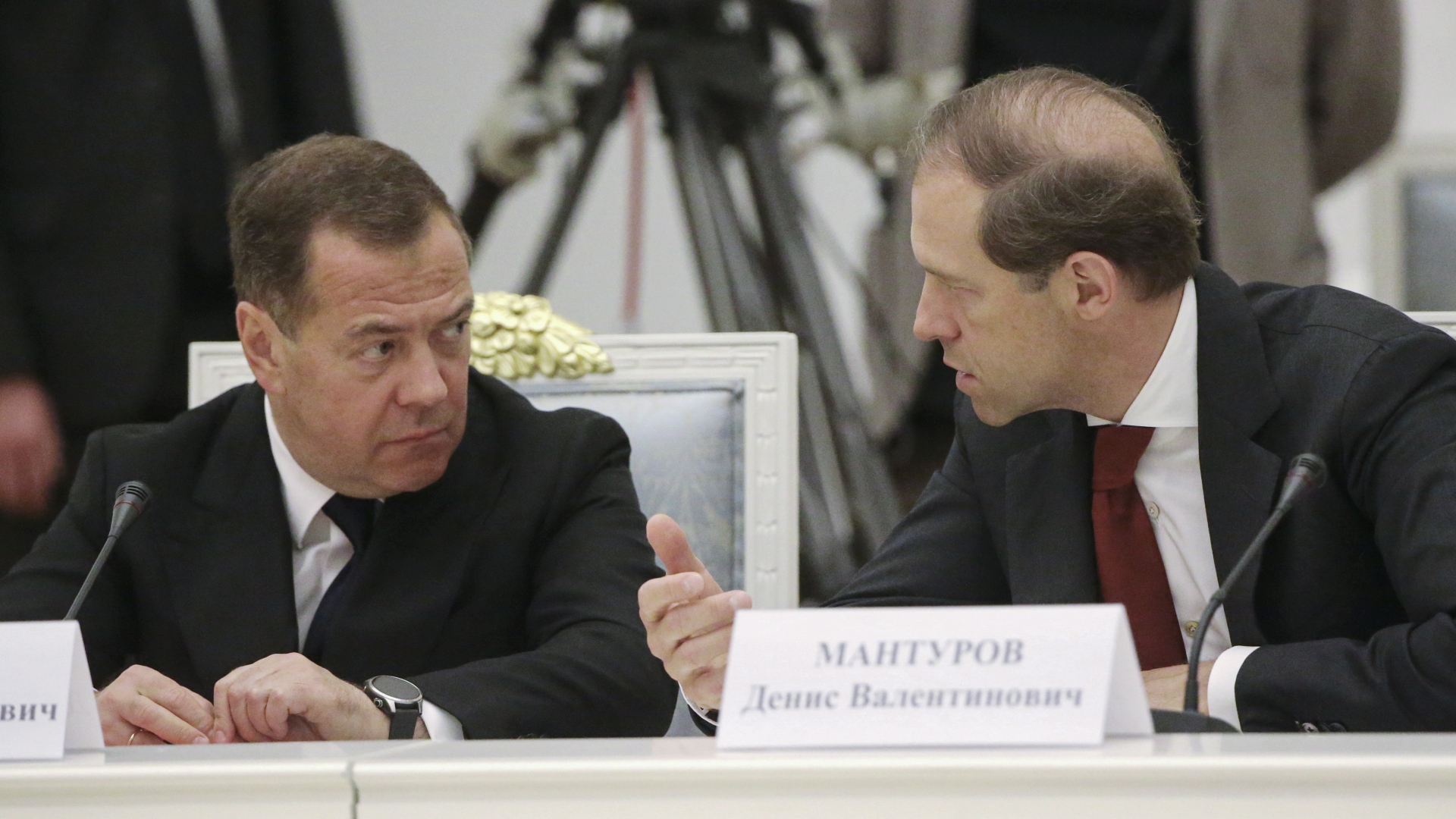 Der stellvertretende Vorsitzende des russischen Sicherheitsrates, Dmitri Medwedew (links), und der russische Minister für Industrie und Handel, Denis Manturow (rechts, aufgenommen am 20. September) | EPA