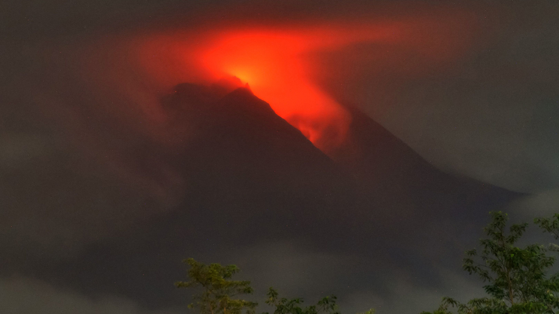 Lava fließt aus dem Krater des aktivsten Vulkans Indonesiens, dem Mount Merapi. | AFP