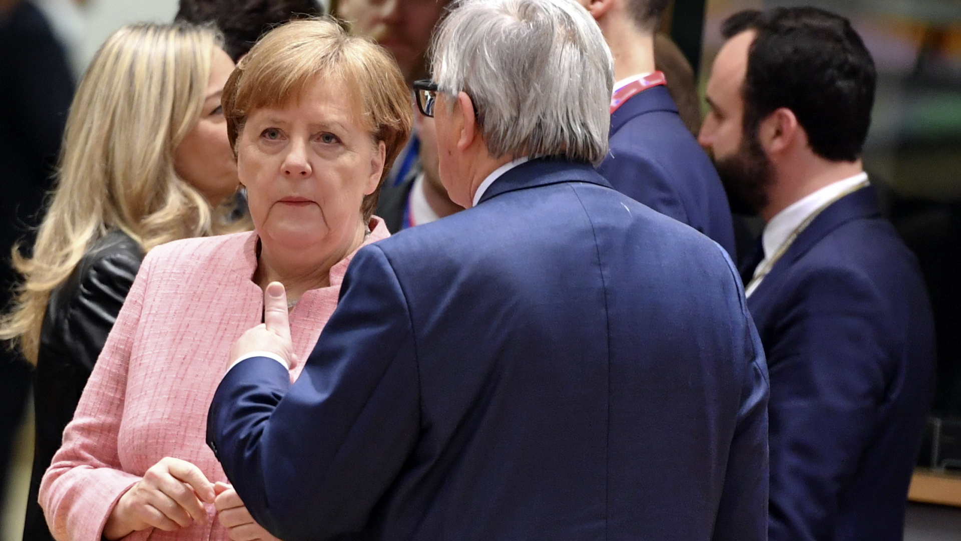 Bundeskanzlerin Angela Merkel auf dem Weg zu den Debatten des EU-Gipfels. | AP
