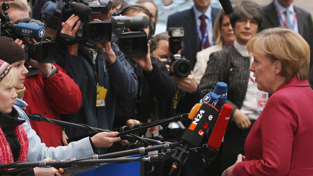 Angela Merkel beantwortet auf dem EU-Gipfel in Brüssel Fragen der Reporter