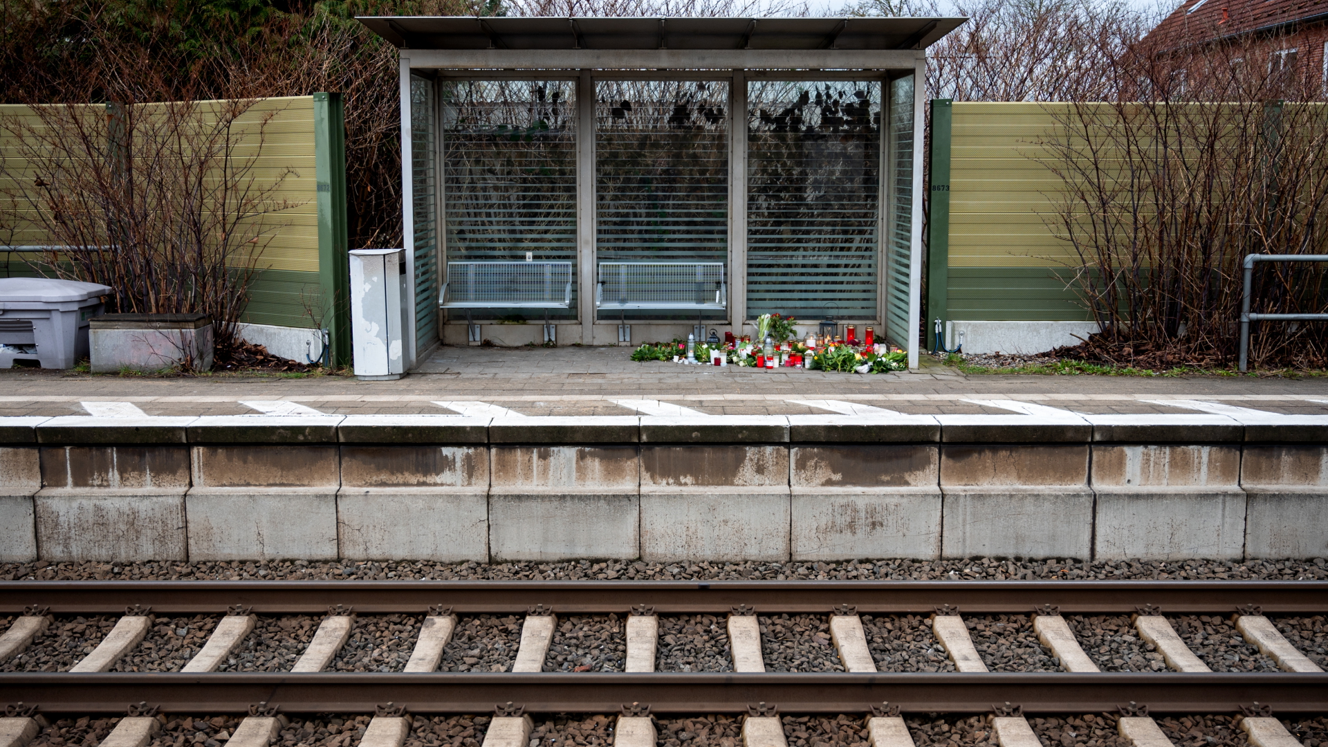 Ein Wartehäuschen am Bahnhof Brokstedt nach dem Messerangriff in einem Regionalzug. | dpa