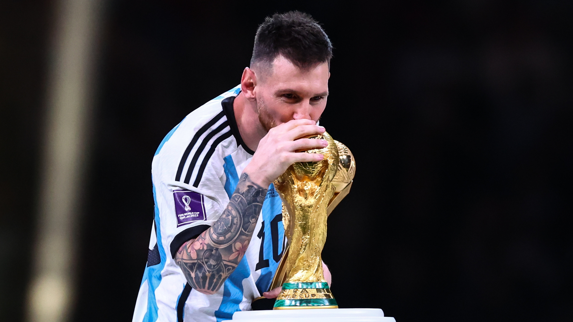 Lionel Messi küsst in Katar den WM-Pokal | dpa