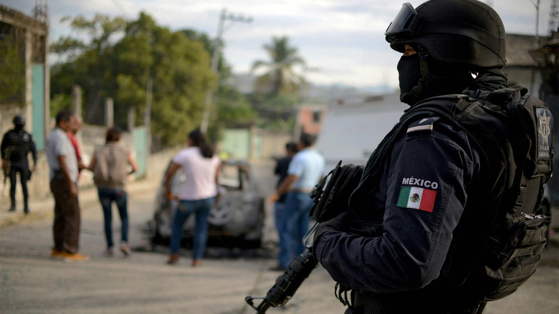 Ein Soldat steht auf einer Straße in Mexiko | AFP
