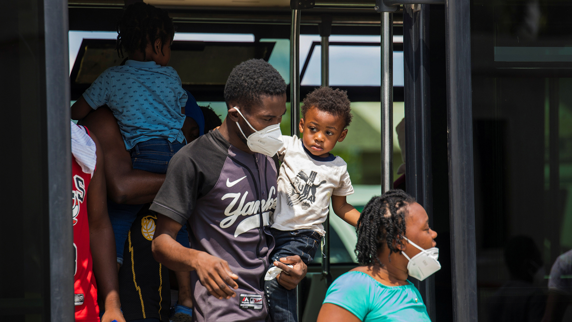 Haitianische Migranten steigen am Toussaint Louverture International Airport in Port-au-Prince aus einem Flughafenbus. | REUTERS