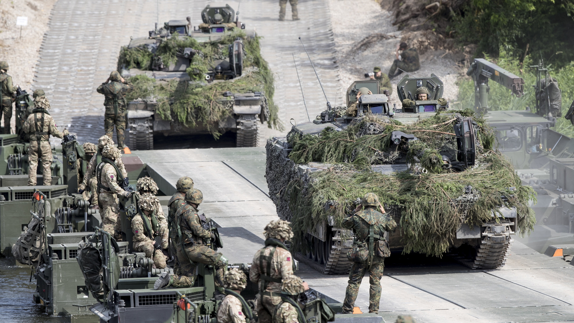 Bundeswehrsoldaten überqueren während einer Großübung 2017 den Fluss Neris mit ihren Panzern.  | dpa