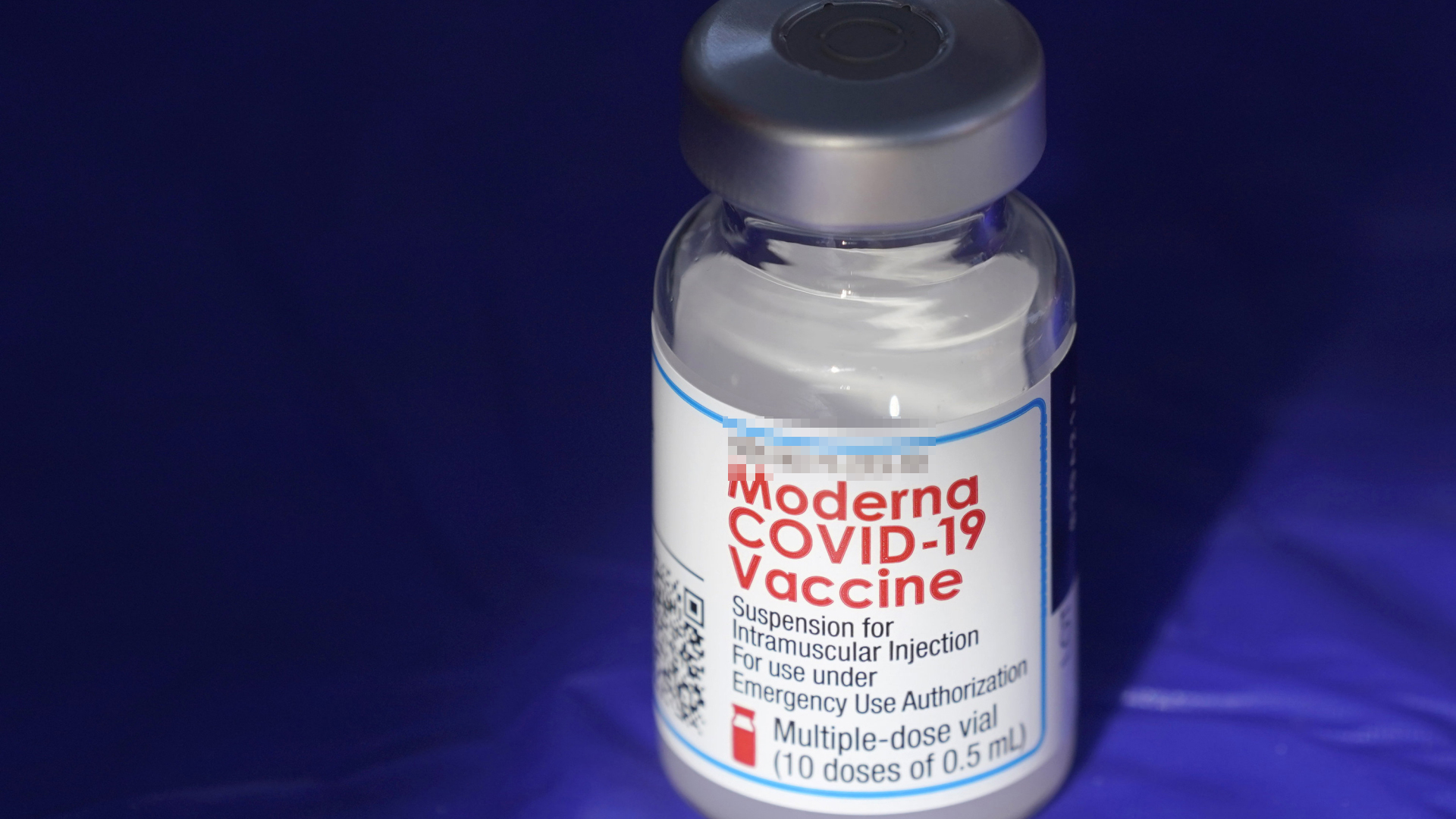 Fläschchen mit Corona-Impfstoff von Moderna | AP